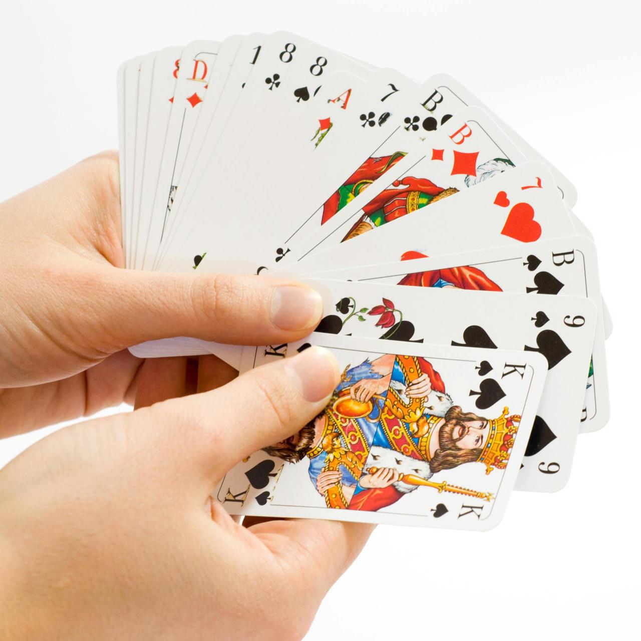 Ein Kartenspiel wird aufgeblättert
